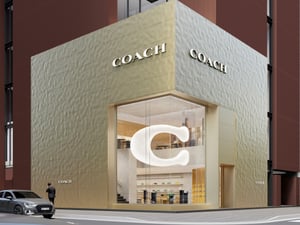 コーチが銀座の旗艦店をリニューアル　「C」型のスカルプチャーを設置