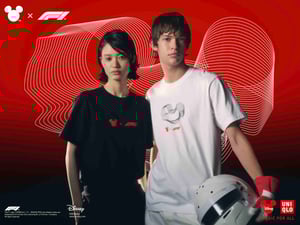 ユニクロ「UT」が「ディズニー × F1」とコラボ　レーストラックをイメージしたミッキーモチーフのTシャツなど発売