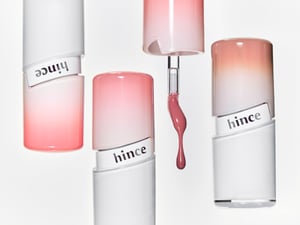「ヒンス」が新作リップグロスを発売　ミラーのようにリッチなツヤと透明感