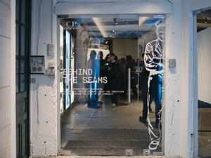 ゴーグル ジャケットが本革仕様で登場、「シーピーカンパニー」がパリで新作披露