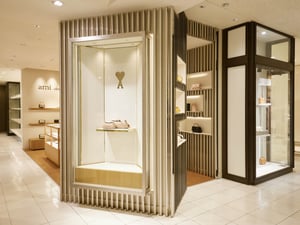 アミ パリス、初のレザーグッズにフォーカスしたポップアップを伊勢丹新宿店で開催　日本限定カラーの先行販売も