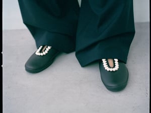 ラインヴァンドがムーンスターとのコラボシューズを発売　雫型のパールを装飾したフェミニンな一足