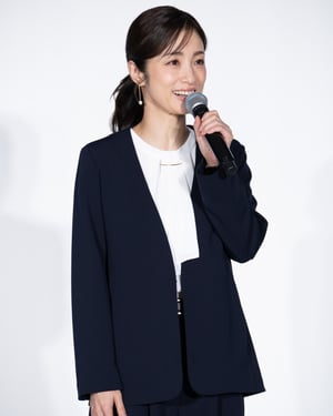 AOKIがカジュアル・ウィメンズ領域強化　新商品発表会に上戸彩が登壇