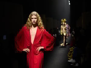 「ヴァレンティノ」クチュールの挑発的なスペクタクル　ミケーレが紡ぐ「美」の価値、憂いと賛美、そしてガラヴァーニの神話