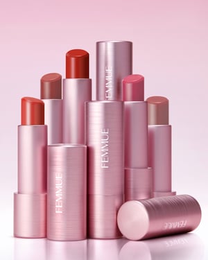 「ファミュ」が初のリップスティックコレクションを発売　セミグロウ発色でモダンな印象へ
