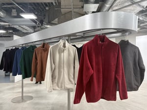ユニクロがフリースの需要拡大に手応え　平成リバイバルを追い風にZ世代へアプローチ