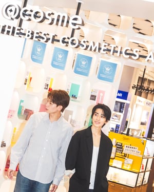 イマドキ男子は「アットコスメトーキョー」で何を選ぶ？　本島純政と島村雄大が美容の"宝探し"