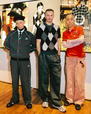 クリス・ヴァン・アッシュがTEPPEI、都築拓紀とファッショントーク　ラグジュアリーがユニフォーム化する時代にフレッドペリーとコラボした理由