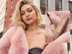 メイベリン新作マスカラは「1日ずっと、ほわっふわ眉。ムラなく色づき、黒眉ミュート」がコンセプト