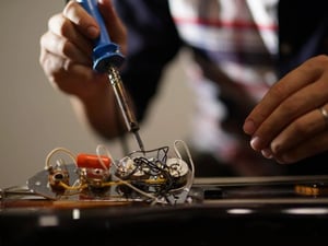 米国で高年収の技能工「カラービリオネア」が増加　技術職が稼げる時代に