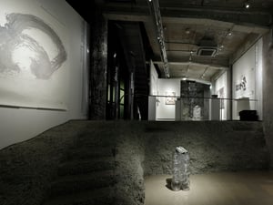“飲むニューバランス”も登場　西麻布で展覧会「GREY ART MUSEUM」を開催