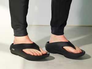 ウーフォスが新コレクションを発売　ファッション性を高めた厚底ソールのリカバリーサンダル