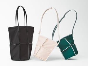 GOOD GOODS ISSEY MIYAKEが新作バッグ「FRAME」を発売　折り畳んで収納可能