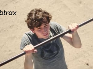 ��AI���������Claude VS ChatGPT�����`�ѩ`�ܥ���ڸ�Ǽ�ͻ