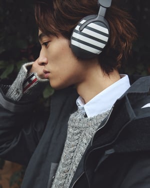 【窪塚愛流】日常を彩る新たなビート──トム ブラウン × BOSEのヘッドフォン