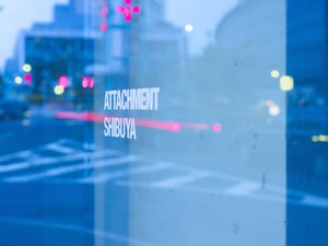 「ATTACHMENT」旗艦店が渋谷にオープン 内装に新イメージ導入