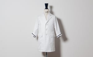 おしゃれ白衣「クラシコ」 世界初の子ども向け本格白衣を発売
