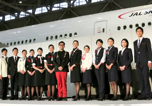 JALが歴代制服のファッションショー 「空の日」記念し羽田空港で開催