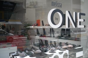メリッサ日本初の店舗出店 左右関係なく履ける「ワンバイワン」を国内初展開