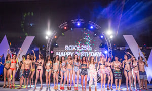 ROXYが25周年記念ショー開催 マギーら総勢25名がランウェイ飾る