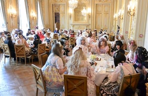 ロリータ女子がパリで増加「アンジェリック プリティ」が5つ星ホテルでお茶会とショー開催