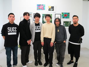藤原ヒロシの私物アートと学生作品が並ぶ「花」アート展、ミスターハリウッド大阪でスタート