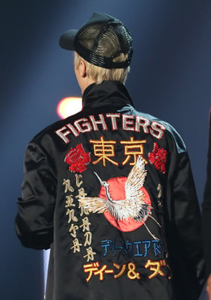 ジャスティン・ビーバーが「東京」の刺繍入りジャケットを英アワードで着用