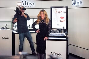 来日中のマドンナ、自身プロデュースのスキンケア「MDNA SKIN」発表会に登場