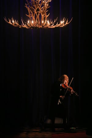 SUGIZOが生演奏「ヴェンヌ」がMBFWTで初のランウェイショー開催