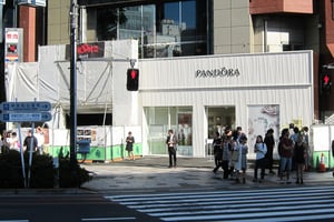 原宿ロッテリア跡地にジュエリーブランド「PANDORA」が路面店オープン
