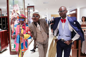 コンゴのファッション集団「サプール」伊勢丹メンズ館内を練り歩き