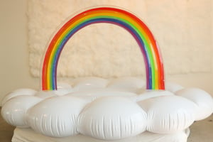 インスタで話題の浮き輪ブランド「プカプカ」虹モチーフの新作発表