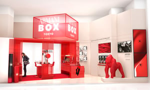 真っ赤なゴリラが登場 「ジョルジオ アルマーニ ビューティ」日本初の期間限定店が表参道に