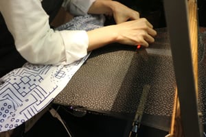 「銀座もとじ 大島紬」がリニューアル、織り機を設置し伝統継承の発信地に