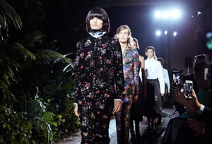 【大解剖】発売までに知っておきたい、草花が咲き乱れる「アーデム×H&M」のすべて