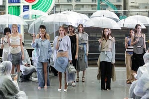 雨の渋谷パルコ工事現場で「コトハヨコザワ」初の単独ショー、モデルの手には傘
