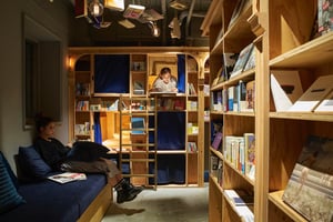 泊まれる本屋「BOOK AND BED TOKYO」が新宿コマ劇前広場にオープン