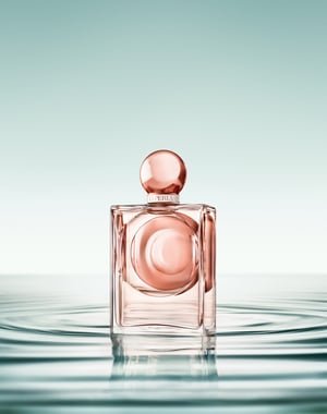 ラペルラから新作フレグランス「ラミアペルラ」登場、ボトルデザインは真珠をイメージ