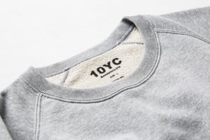 原価や工場を公開する「10YC」が新作スウェットシャツを発売