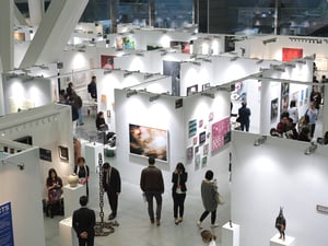 舘鼻則孝のヒールレスシューズなど、過去最大の出展数「アートフェア東京2018」が開催
