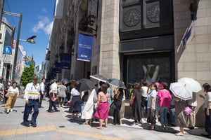 三越伊勢丹が2週間早い夏セール開始、新宿店に約4千人が行列