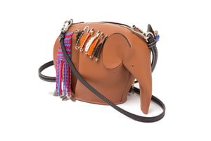 ロエベが限定エレファントバッグを発売、ゾウの保護団体に寄付