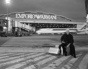 エンポリオ アルマーニ、ミラノの空港で初の男女合同ショー開催