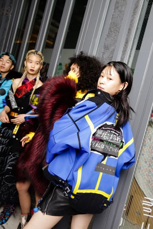 SNS上の批判をデザイン「ディーゼル」ヘイト クチュールを東京で披露、CRAZYBOYこと三代目JSBのELLYによるライブも