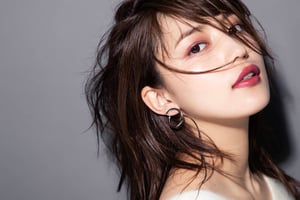 「マユ」が女優 川口春奈とのコラボジュエリー発売