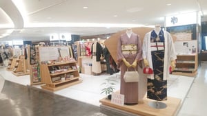 着物のやまと、成田空港内の新業態「クラフトギャラリー」好調