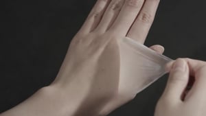 花王が極薄膜を肌の表面に形成する「ファインファイバー技術」開発、新たなメイクを提案