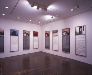 現代美術作家ソフィ・カルの展覧会が原美術館で開催、自身の失恋体験を作品に