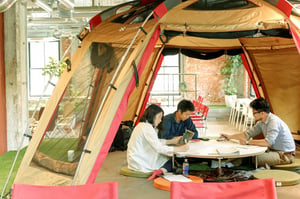 テント内での会議も提案、サブスクライフがオフィス向けに「スノーピーク」の家具提供
