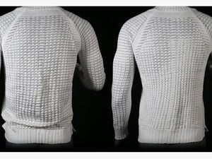 MITがアパレルメーカーとコラボ、着る人のサイズに合わせてその場で縮む「スマートセーター」開発中